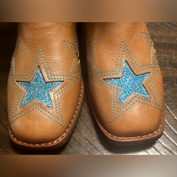 Faux Leather Cowgirl boots. Kids Size 2.               Cowgirl/ Halloween - Picture 6 of 8